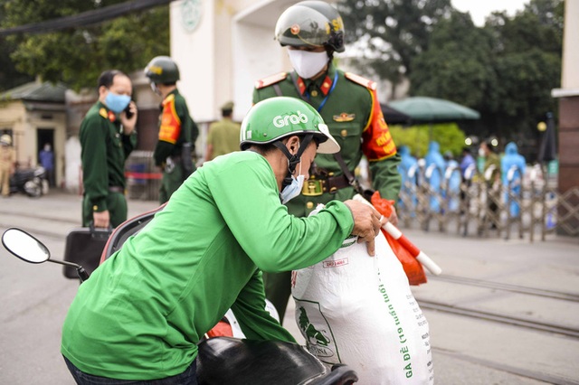  [Ảnh] Đoàn xe ô tô đưa hàng trăm người rời viện Bạch Mai sau khi phun tiêu trùng, khử độc - Ảnh 3.