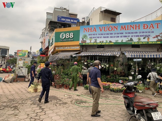 Hà Nội xử lý hàng loạt người không đeo khẩu trang nơi công cộng - Ảnh 8.