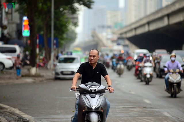 Hà Nội xử lý hàng loạt người không đeo khẩu trang nơi công cộng - Ảnh 10.