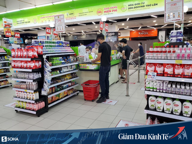 Sợ Covid-19 lây lan, siêu thị lớn tại Hà Nội dựng vách ngăn, dán miếng giữ khoảng cách - Ảnh 3.