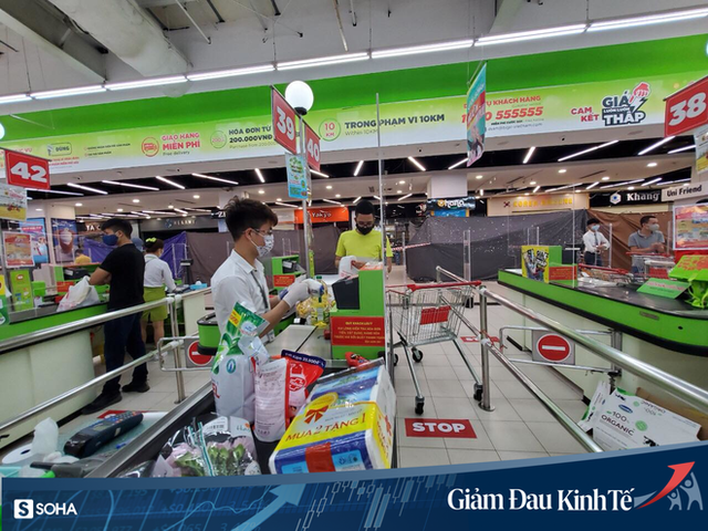 Sợ Covid-19 lây lan, siêu thị lớn tại Hà Nội dựng vách ngăn, dán miếng giữ khoảng cách - Ảnh 4.