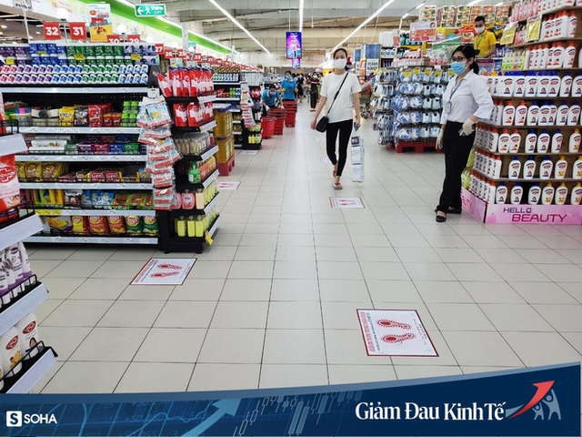 Sợ Covid-19 lây lan, siêu thị lớn tại Hà Nội dựng vách ngăn, dán miếng giữ khoảng cách - Ảnh 6.