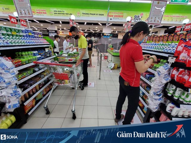 Sợ Covid-19 lây lan, siêu thị lớn tại Hà Nội dựng vách ngăn, dán miếng giữ khoảng cách - Ảnh 7.