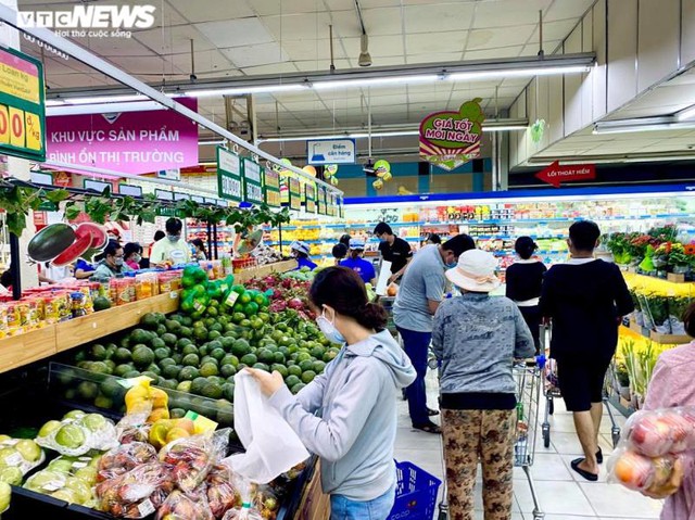  TP.HCM: Siêu thị ngập hàng hóa, người dân vẫn chen nhau mua tích trữ  - Ảnh 9.