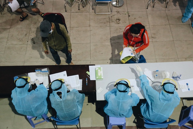 Lực lượng Y tế trắng đêm ở ga Sài Gòn, chờ lấy mẫu xét nghiệm Covid-19 của gần 300 hành khách - Ảnh 11.
