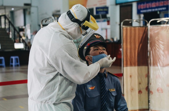 Lực lượng Y tế trắng đêm ở ga Sài Gòn, chờ lấy mẫu xét nghiệm Covid-19 của gần 300 hành khách - Ảnh 15.