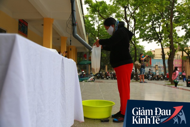 Ảnh: Hà Nội có cây ATM nhả ra gạo miễn phí đầu tiên, người dân vui mừng xếp hàng dài chờ nhận - Ảnh 18.