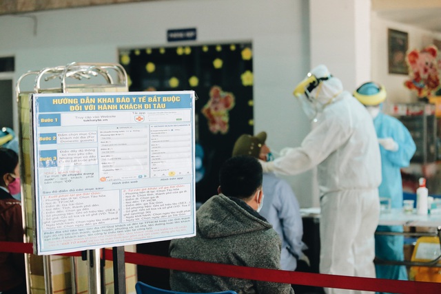 Lực lượng Y tế trắng đêm ở ga Sài Gòn, chờ lấy mẫu xét nghiệm Covid-19 của gần 300 hành khách - Ảnh 9.