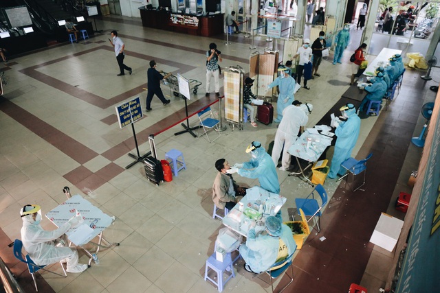 Lực lượng Y tế trắng đêm ở ga Sài Gòn, chờ lấy mẫu xét nghiệm Covid-19 của gần 300 hành khách - Ảnh 10.