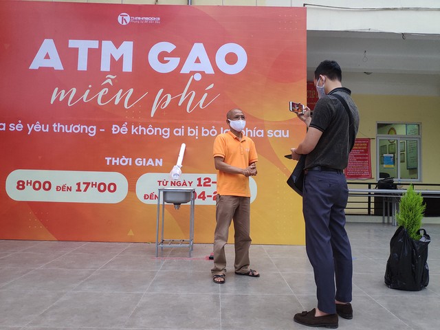“ATM gạo“ tại Hà Nội phát hơn 2 tấn gạo tới người nghèo trong ngày đầu tiên - Ảnh 11.