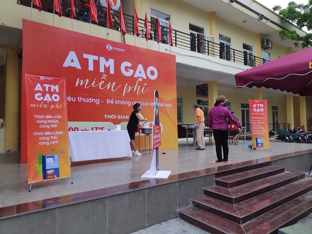 “ATM gạo“ tại Hà Nội phát hơn 2 tấn gạo tới người nghèo trong ngày đầu tiên - Ảnh 3.
