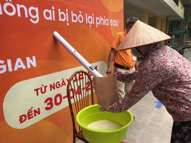 “ATM gạo“ tại Hà Nội phát hơn 2 tấn gạo tới người nghèo trong ngày đầu tiên - Ảnh 4.