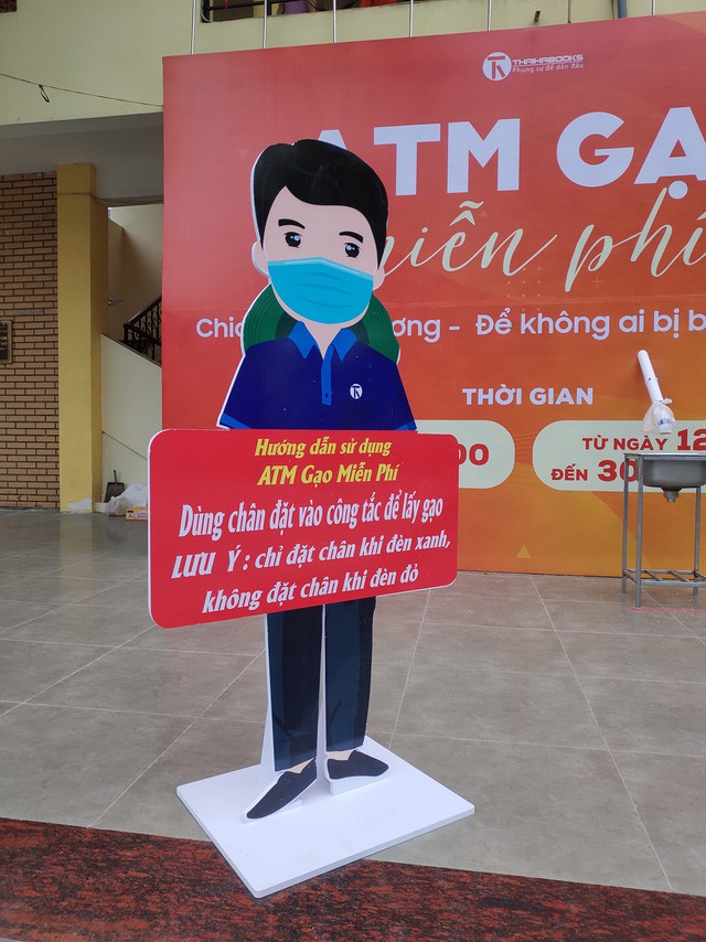 “ATM gạo“ tại Hà Nội phát hơn 2 tấn gạo tới người nghèo trong ngày đầu tiên - Ảnh 5.