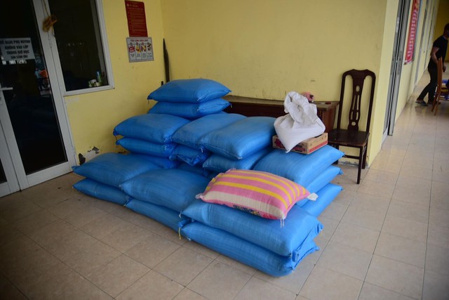 “ATM gạo“ tại Hà Nội phát hơn 2 tấn gạo tới người nghèo trong ngày đầu tiên - Ảnh 7.