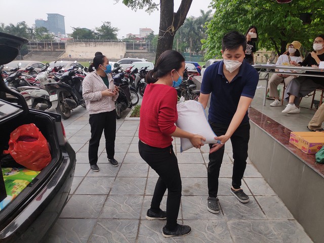 “ATM gạo“ tại Hà Nội phát hơn 2 tấn gạo tới người nghèo trong ngày đầu tiên - Ảnh 9.