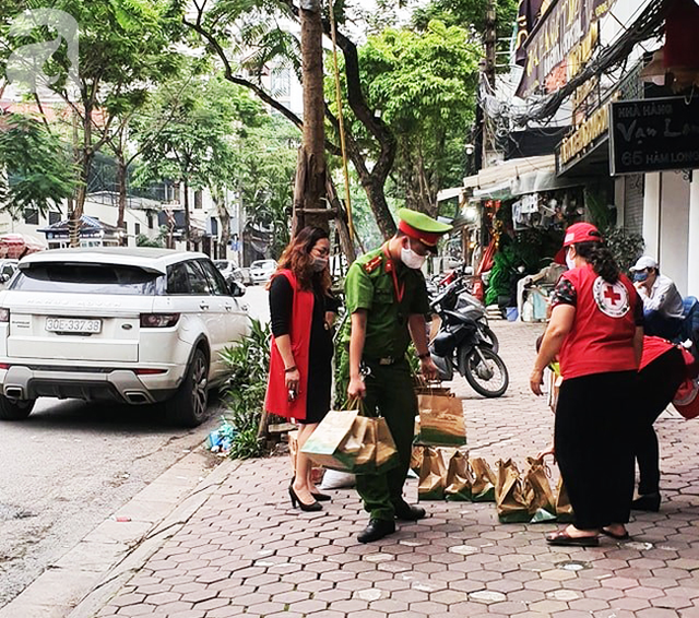 Xuất hiện người đi ô tô đến nhận quà tặng người khó khăn Ai cần cứ đến lấy, giải pháp của nhóm từ thiện khiến nhiều người gật gù đồng tình - Ảnh 7.