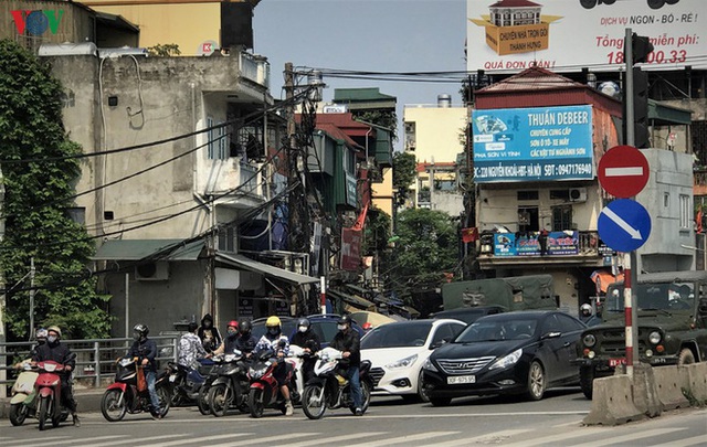  Ngày thứ 14 cách ly xã hội: xe cộ đổ về tại các cửa ngõ ở Hà Nội - Ảnh 3.
