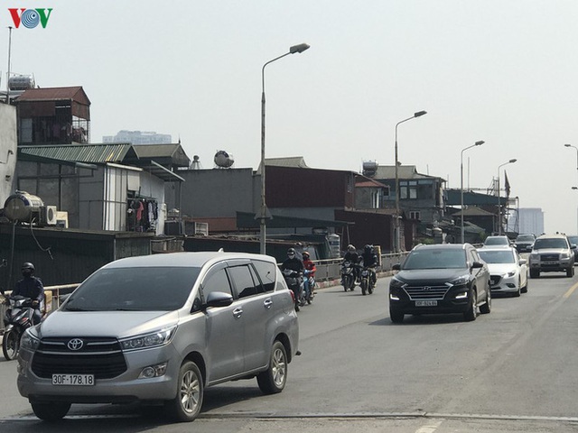  Ngày thứ 14 cách ly xã hội: xe cộ đổ về tại các cửa ngõ ở Hà Nội - Ảnh 5.