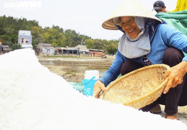 Bán 50kg muối chỉ đủ mua 2kg gạo, diêm dân Sa Huỳnh khóc ròng  - Ảnh 2.