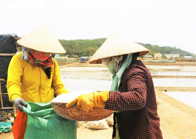  Bán 50kg muối chỉ đủ mua 2kg gạo, diêm dân Sa Huỳnh khóc ròng  - Ảnh 3.