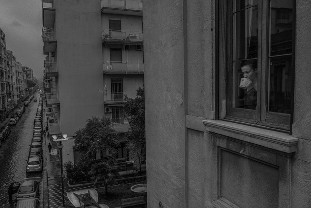 Bộ ảnh đen trắng gây ám ảnh về những ngày sống chung với Covid-19 của nhiếp ảnh gia nổi tiếng người Ý - Ảnh 11.