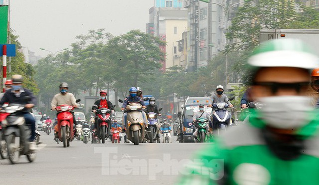 Hà Nội: Người ra đường tăng đột biến trong ngày đầu gia hạn giãn cách xã hội - Ảnh 2.