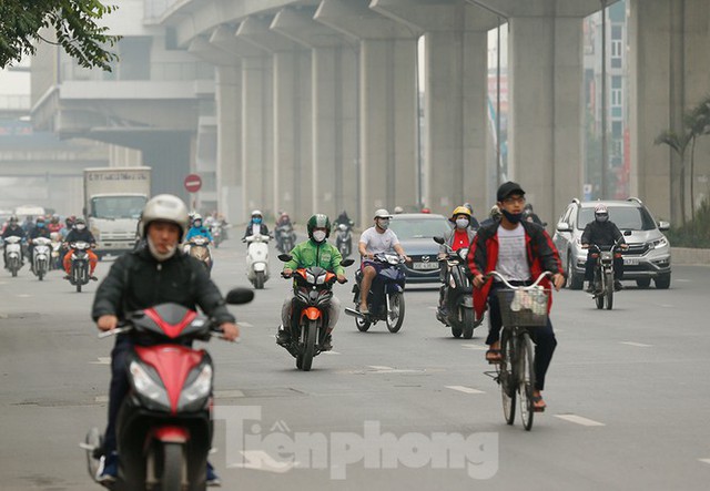 Hà Nội: Người ra đường tăng đột biến trong ngày đầu gia hạn giãn cách xã hội - Ảnh 11.