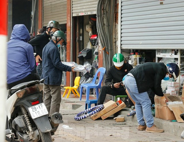 Hà Nội: Người ra đường tăng đột biến trong ngày đầu gia hạn giãn cách xã hội - Ảnh 12.