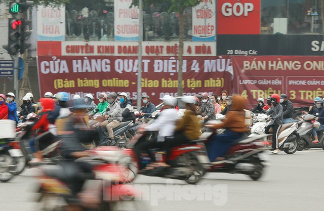 Hà Nội: Người ra đường tăng đột biến trong ngày đầu gia hạn giãn cách xã hội - Ảnh 3.