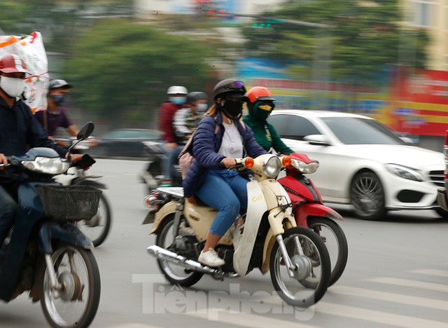 Hà Nội: Người ra đường tăng đột biến trong ngày đầu gia hạn giãn cách xã hội - Ảnh 5.