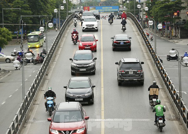 Hà Nội: Người ra đường tăng đột biến trong ngày đầu gia hạn giãn cách xã hội - Ảnh 6.