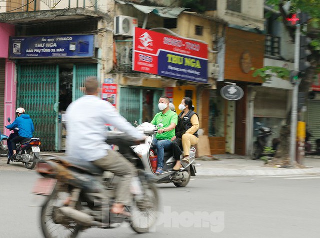 Hà Nội: Người ra đường tăng đột biến trong ngày đầu gia hạn giãn cách xã hội - Ảnh 9.