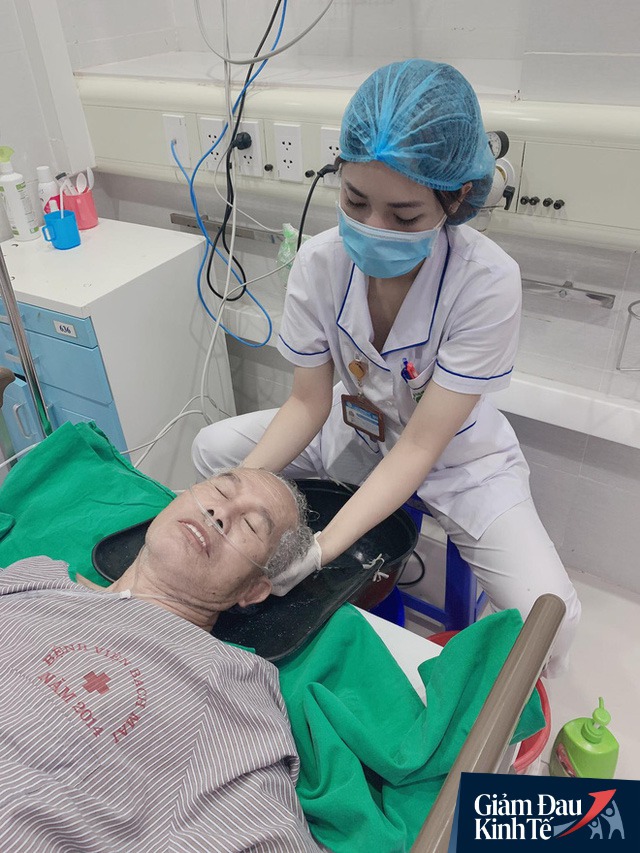 Ngủ ít, nhịn vệ sinh suốt 6 tiếng, mặt đầy vết hằn, gặp người thân qua hàng rào cách ly: Những bức ảnh chân thực nhất về y bác sĩ Việt Nam nơi tuyến đầu chống dịch Covid-19 - Ảnh 6. Ngủ ít, nhịn vệ sinh suốt 6 tiếng, mặt đầy vết hằn, gặp người thân qua hàng rào cách ly: Những bức ảnh chân thực nhất về y bác sĩ Việt Nam nơi tuyến đầu chống dịch Covid-19 - Ảnh 6.