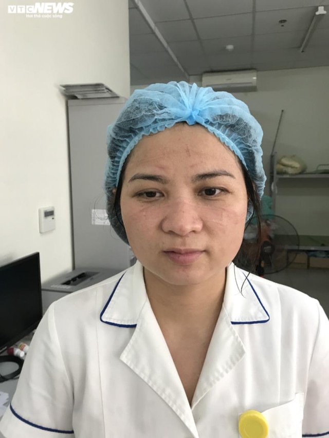 Ngủ ít, nhịn vệ sinh suốt 6 tiếng, mặt đầy vết hằn, gặp người thân qua hàng rào cách ly: Những bức ảnh chân thực nhất về y bác sĩ Việt Nam nơi tuyến đầu chống dịch Covid-19 - Ảnh 14. Ngủ ít, nhịn vệ sinh suốt 6 tiếng, mặt đầy vết hằn, gặp người thân qua hàng rào cách ly: Những bức ảnh chân thực nhất về y bác sĩ Việt Nam nơi tuyến đầu chống dịch Covid-19 - Ảnh 14.