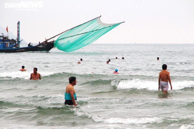  Ngày đầu hết cách ly, người Đà Nẵng đổ ra biển nô đùa với sóng  - Ảnh 5.