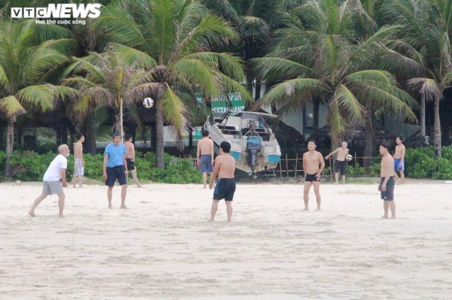  Ngày đầu hết cách ly, người Đà Nẵng đổ ra biển nô đùa với sóng  - Ảnh 7.