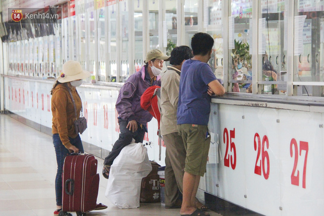 Xe khách, taxi rục rịch hoạt động trở lại, đường phố Sài Gòn chen chúc người di chuyển sau khi nới lỏng cách ly xã hội - Ảnh 2.