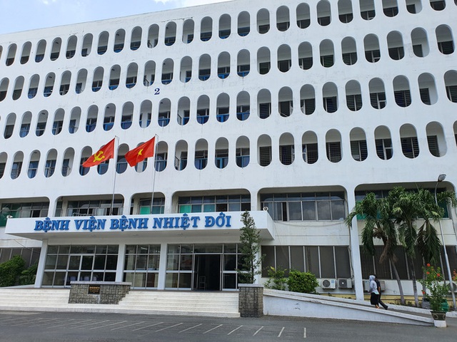 BV Bệnh Nhiệt đới TP.HCM: Phim phổi nam phi công người Anh mờ cả 2 bên, đông đặc toàn bộ bên phải - Ảnh 1. BV Bệnh Nhiệt đới TP.HCM: Phim phổi nam phi công người Anh mờ cả 2 bên, đông đặc toàn bộ bên phải - Ảnh 1.