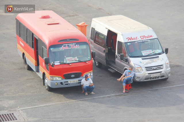 Xe khách, taxi rục rịch hoạt động trở lại, đường phố Sài Gòn chen chúc người di chuyển sau khi nới lỏng cách ly xã hội - Ảnh 11.