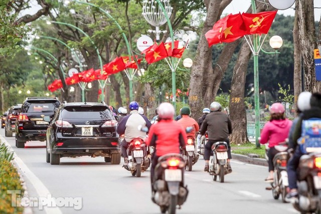 Nới lỏng cách ly, Hà Nội tưng bừng cờ hoa chuẩn bị đón ngày lễ lớn - Ảnh 16.