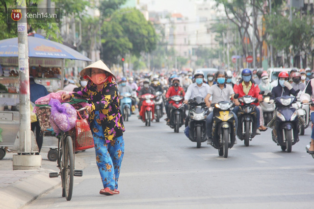 Xe khách, taxi rục rịch hoạt động trở lại, đường phố Sài Gòn chen chúc người di chuyển sau khi nới lỏng cách ly xã hội - Ảnh 17.