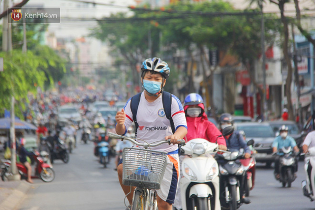 Xe khách, taxi rục rịch hoạt động trở lại, đường phố Sài Gòn chen chúc người di chuyển sau khi nới lỏng cách ly xã hội - Ảnh 18.
