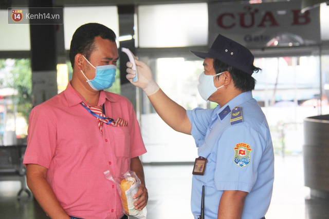 Xe khách, taxi rục rịch hoạt động trở lại, đường phố Sài Gòn chen chúc người di chuyển sau khi nới lỏng cách ly xã hội - Ảnh 5.