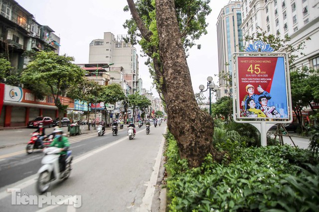 Nới lỏng cách ly, Hà Nội tưng bừng cờ hoa chuẩn bị đón ngày lễ lớn - Ảnh 6.