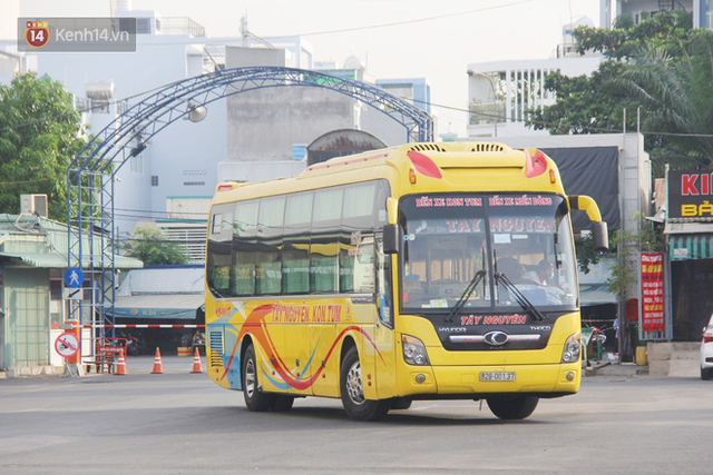 Xe khách, taxi rục rịch hoạt động trở lại, đường phố Sài Gòn chen chúc người di chuyển sau khi nới lỏng cách ly xã hội - Ảnh 10.