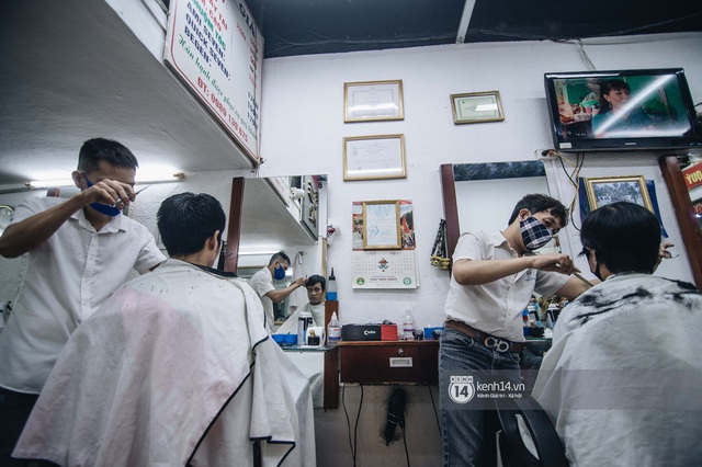 Người Hà Nội ngồi đợi được cắt tóc sau 3 tuần cách ly xã hội - Ảnh 4.