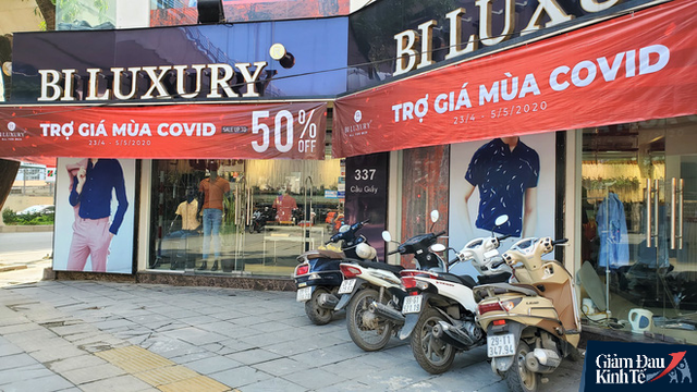  Phố thời trang Hà Nội rợp biển giảm giá sốc 80%, hàng công nghệ rậm rịch hạ nhiệt - Ảnh 3.