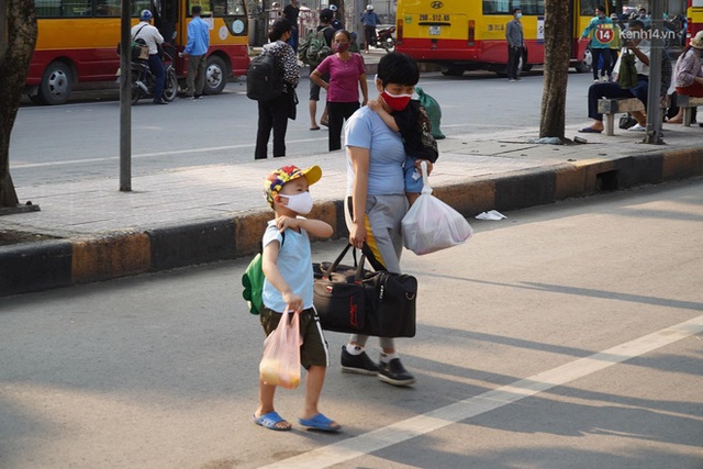 Ảnh: Người dân từ thành phố đổ về quê nghỉ lễ, các bến xe Hà Nội và Sài Gòn đông đúc sau thời gian giãn cách xã hội - Ảnh 17.