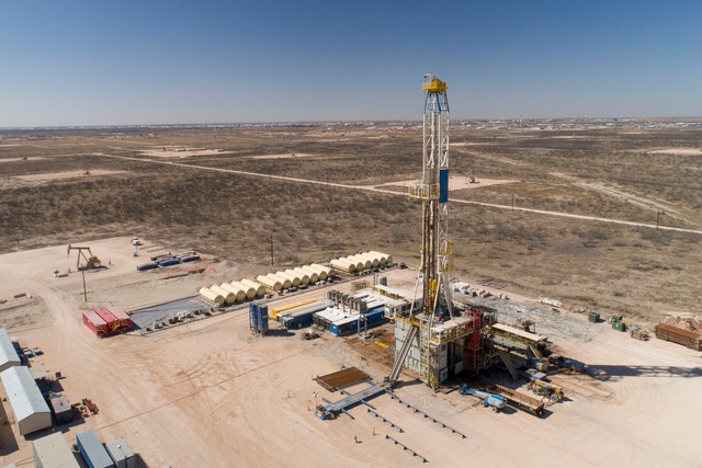 Từ hiện tượng lịch sử giá dầu về âm, tìm hiểu câu chuyện lưỡng bại câu thương trong cuộc chiến dầu mỏ giữa Hoa Kỳ - Nga - Arab Saudi  - Ảnh 2.