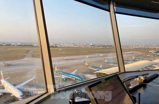 Máy bay đỗ la liệt sân bay Nội Bài, Tân Sơn Nhất do dịch COVID-19 - Ảnh 4.